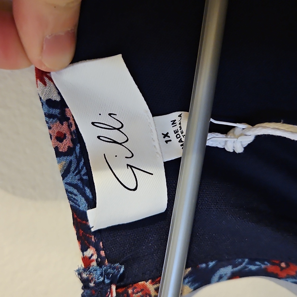 Gilli Floral Shear Sleeve Keyhole Back Tunic Blouse. NWT - Picture 2 of 8